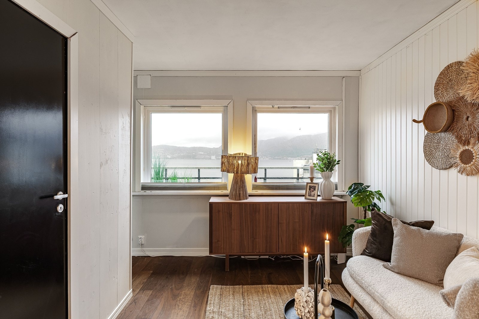 Oppholdsrom og dør til bad Galleribilde