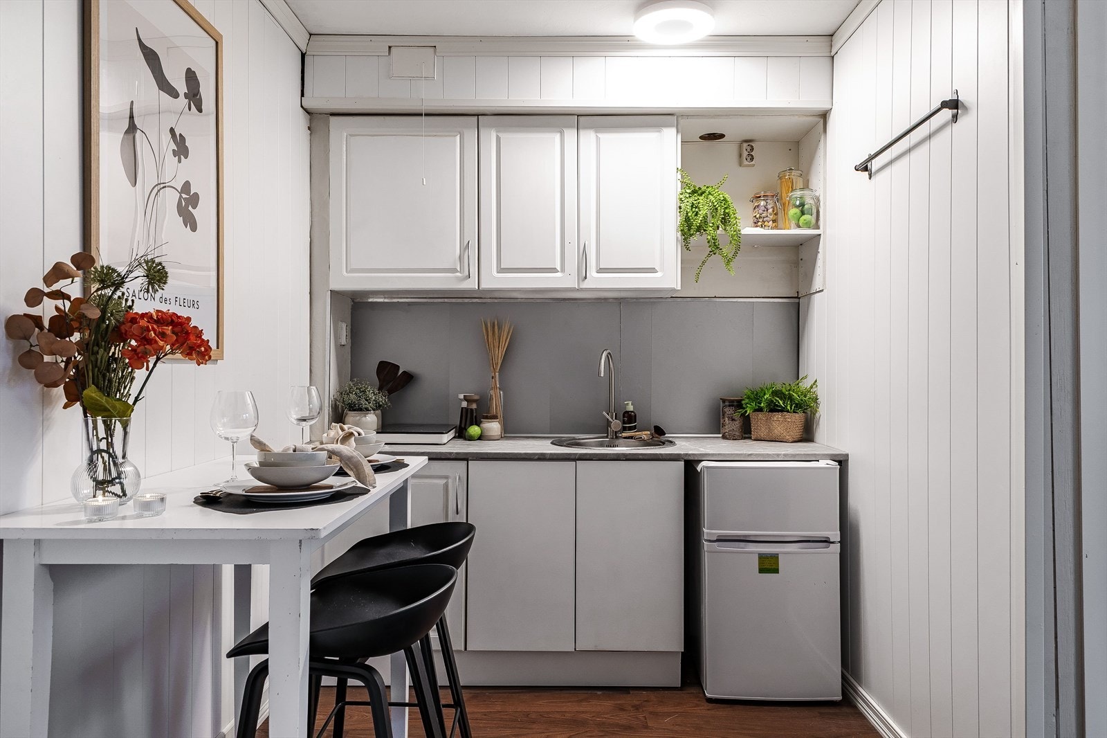 Kjøkkenkrok med kjøleskap Galleribilde