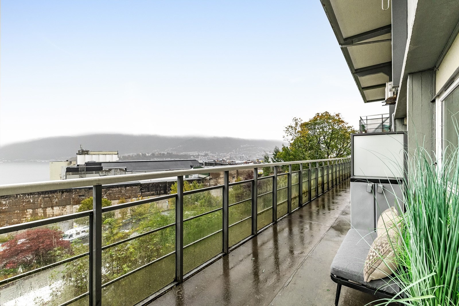 Uteplass ved entredøren ca 11 kvadrat (felles svalgang) Galleribilde