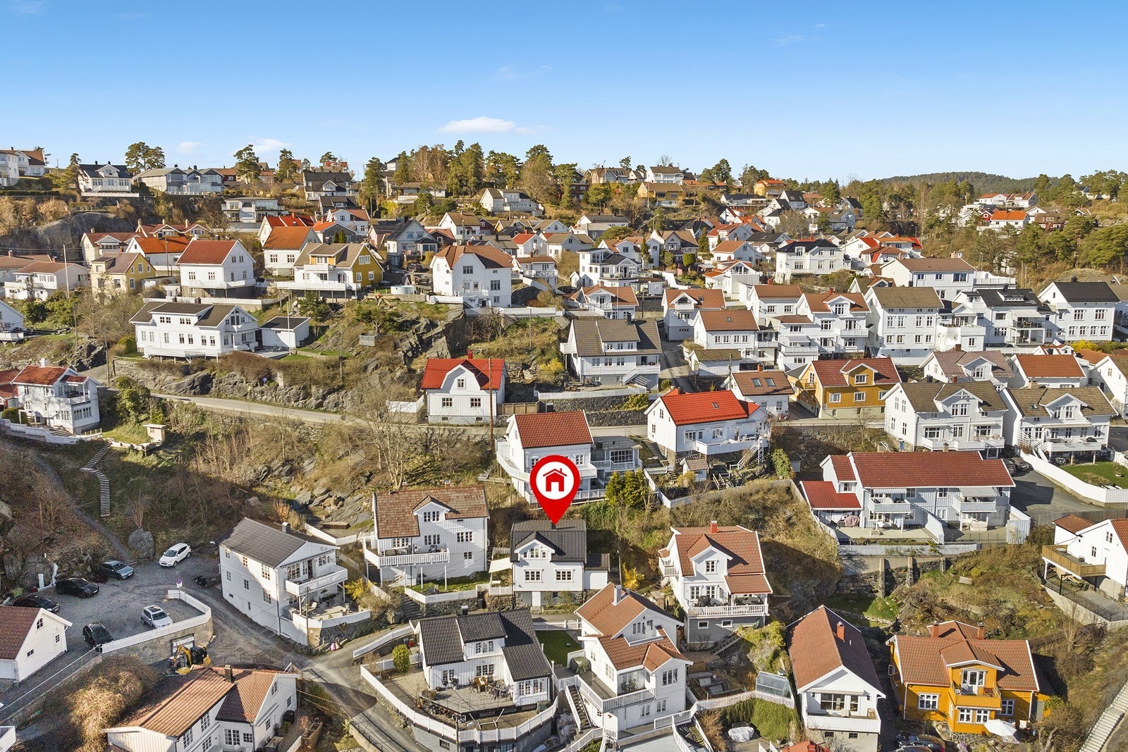 Smedsbukta er et ærverdig boligområde hvor husene ligger tett i tett og gir et sjarmerende særpreg. Galleribilde