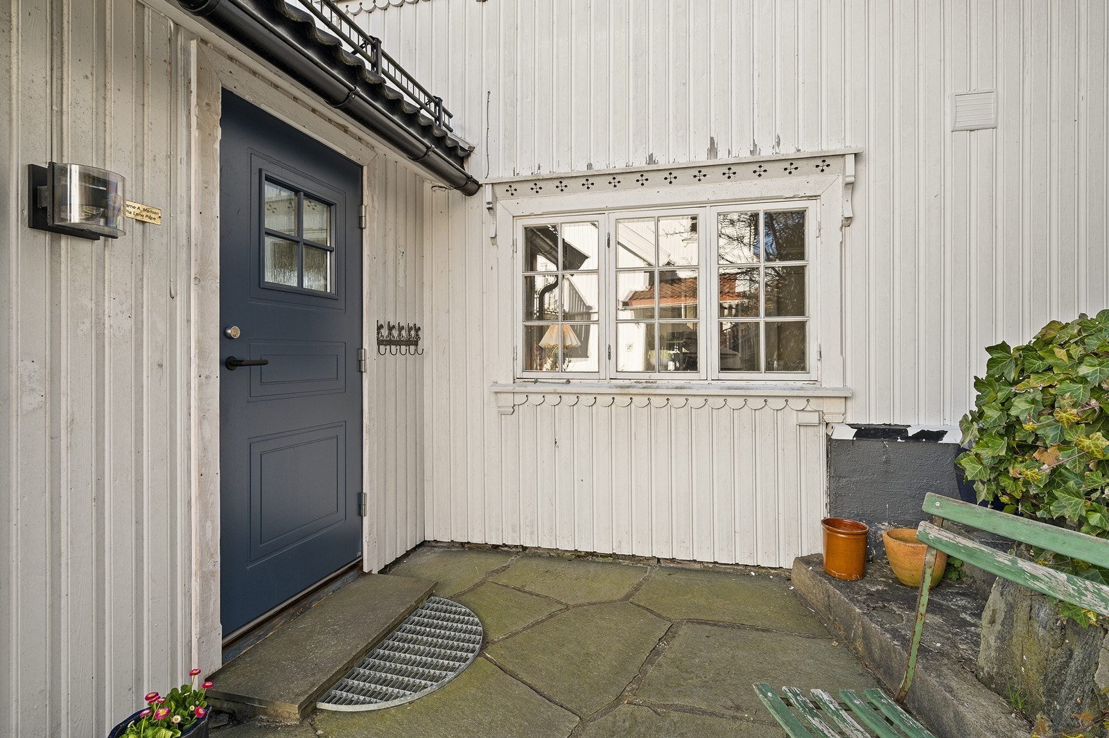 Hyggelig inngangsparti hvor man kan nyte morgensolen. Galleribilde