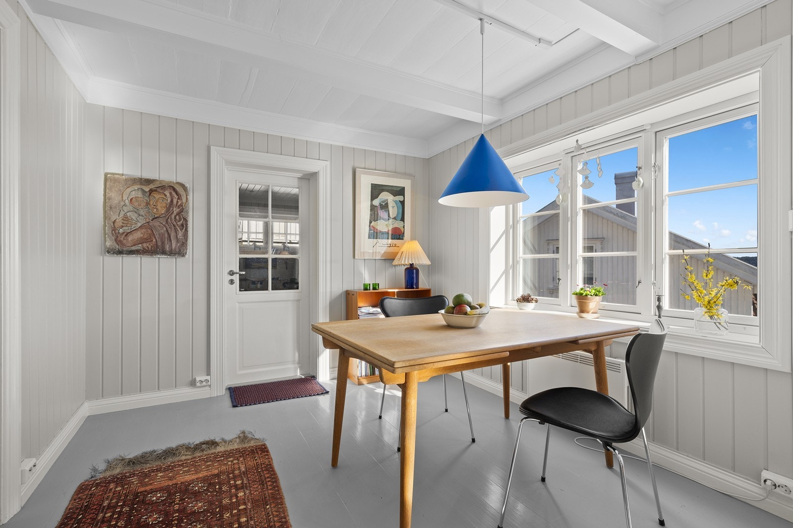 Sjarmerende enebolig i svært god stand. Betydelig påkostet med bl.a annet nytt kjøkken og nymalte overflater. Galleribilde