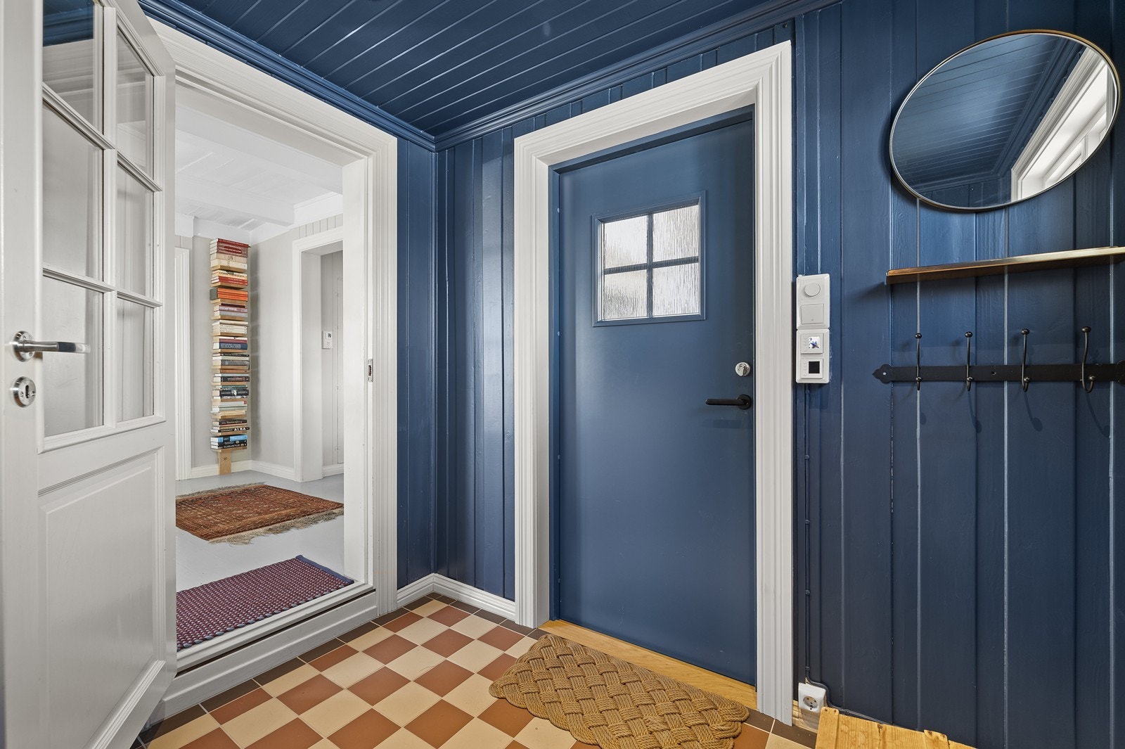 Boligen inneholder: 1. etg: Gang, stue/spisestue, kjøkken og bad. 2. etg: Loftstue og 2 soverom. Galleribilde