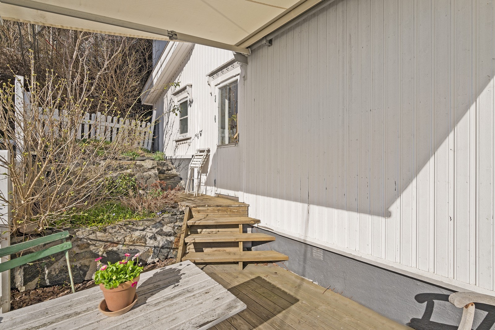 Liten koselig uteplass på både øst- og vestsiden av huset. Galleribilde
