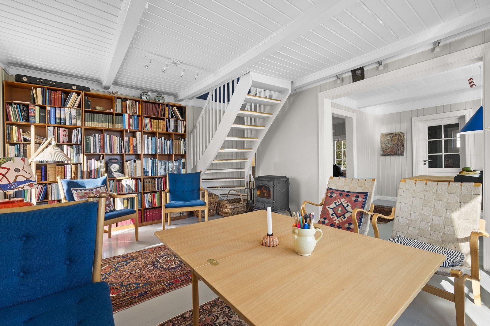 Veggene i stuen og spisestuen er nymalte. Galleribilde