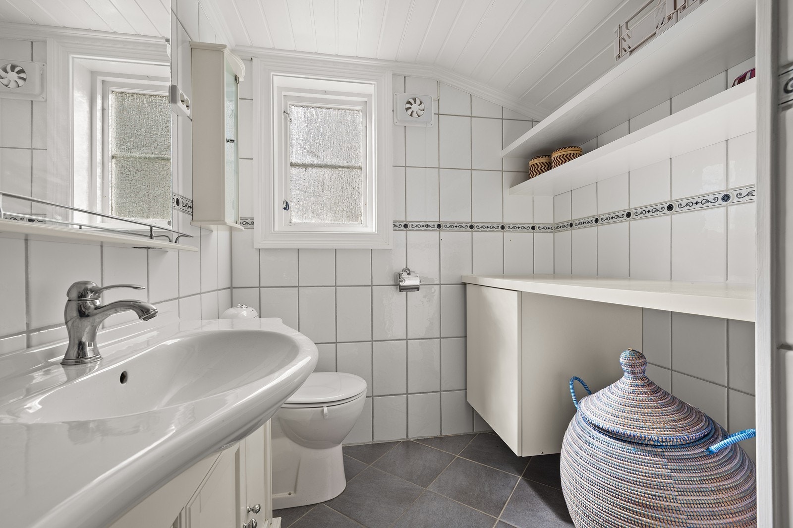 Ny benkeplate med skap og hyller. Galleribilde