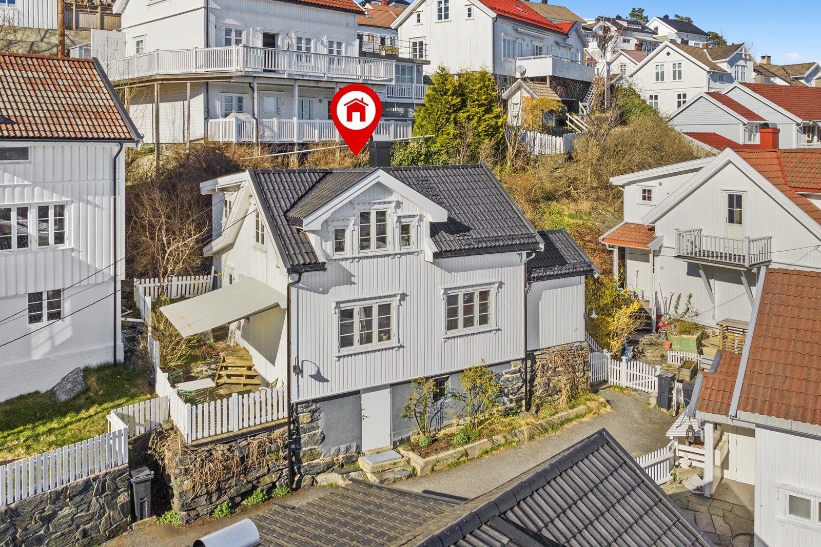 Svært sjarmerende og sentralt beliggende enebolig med parkering og fin sjøutsikt. Galleribilde