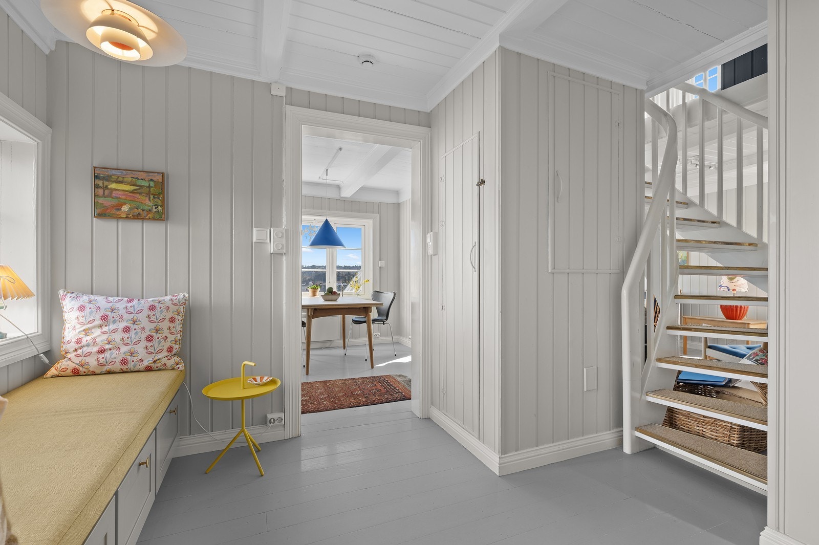 Oppgang til 2. etasje fra kjøkkenet. Nytt belegg i trappen. Galleribilde