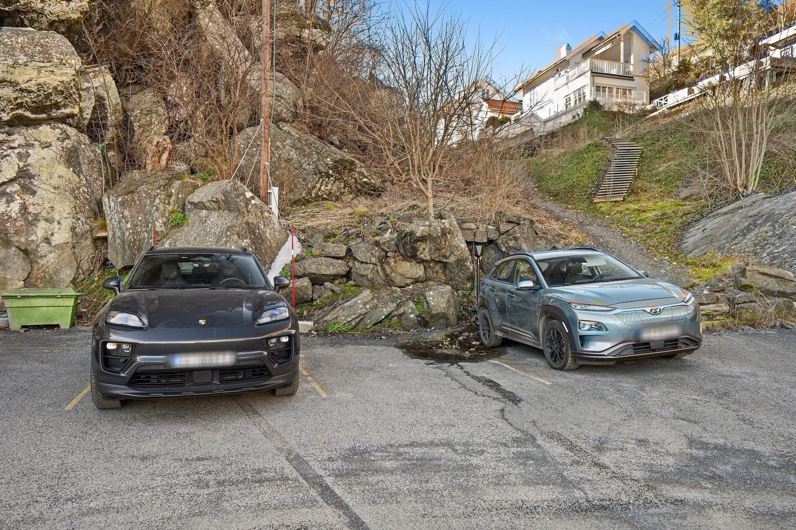 Det medfølger egen biloppstillingsplass som er på felles tomt som ligger rett ovenfor boligen. Galleribilde