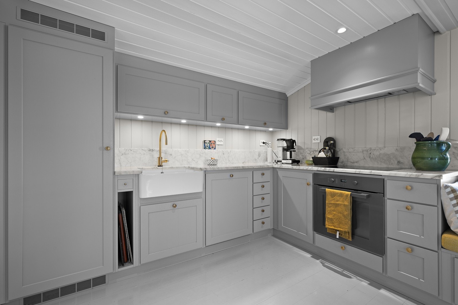 Integrert komfyr, koketopp, oppvaskmaskin og kjøleskap. Galleribilde