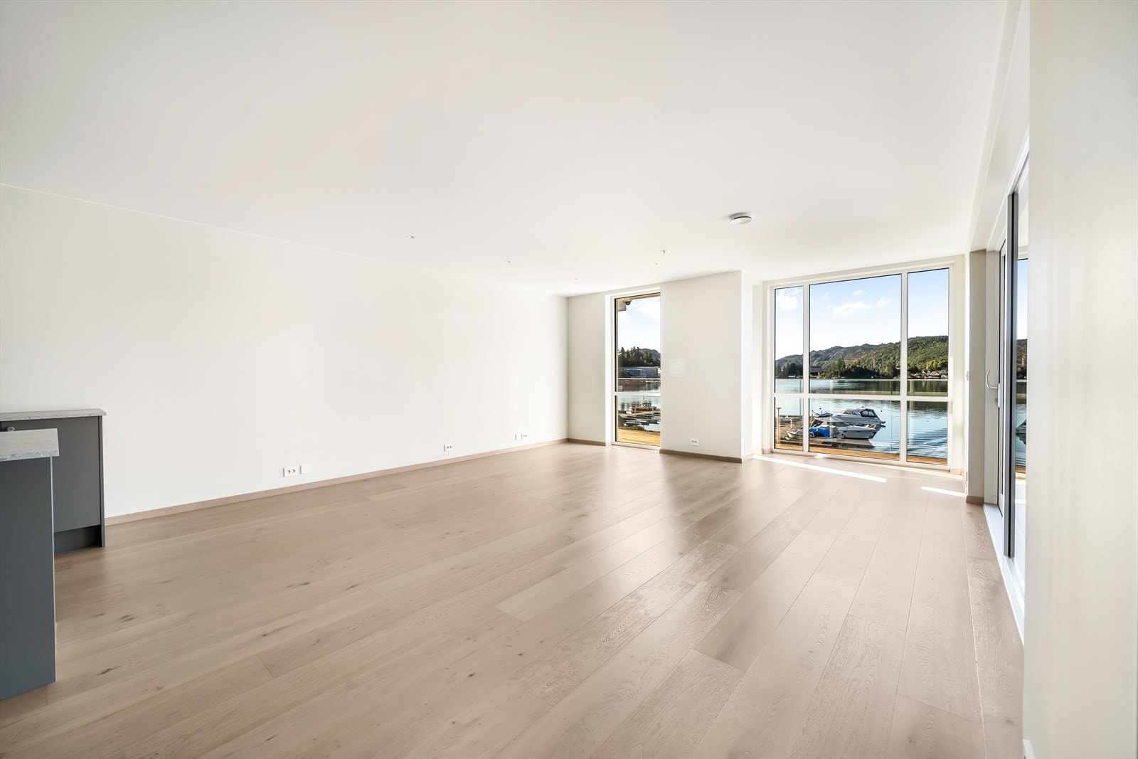 Gode vindusflater i stuen gir en flott utsikt utover fjorden. Galleribilde