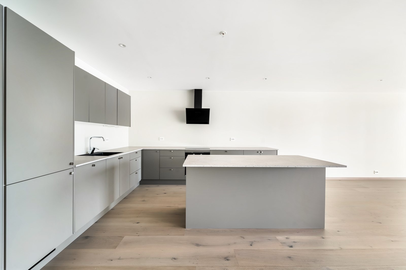 Kjøkken med god benkeplass. Galleribilde