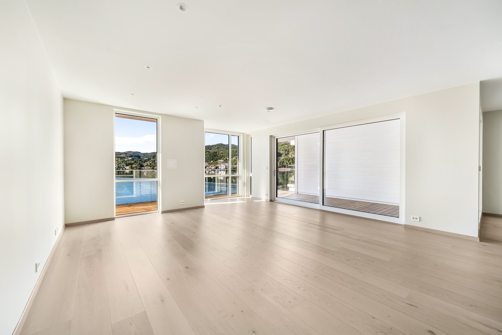 Fra stuen er det utgang til balkong. Galleribilde