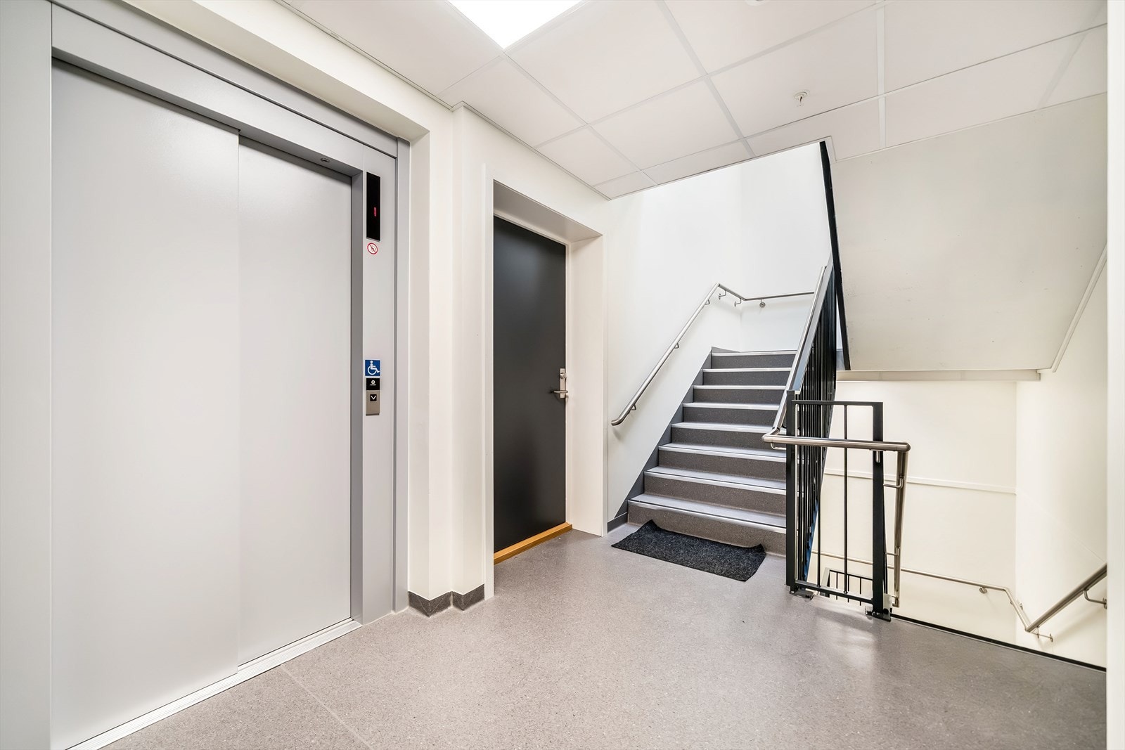 Inngang til leiligheten live ved heisen. Galleribilde