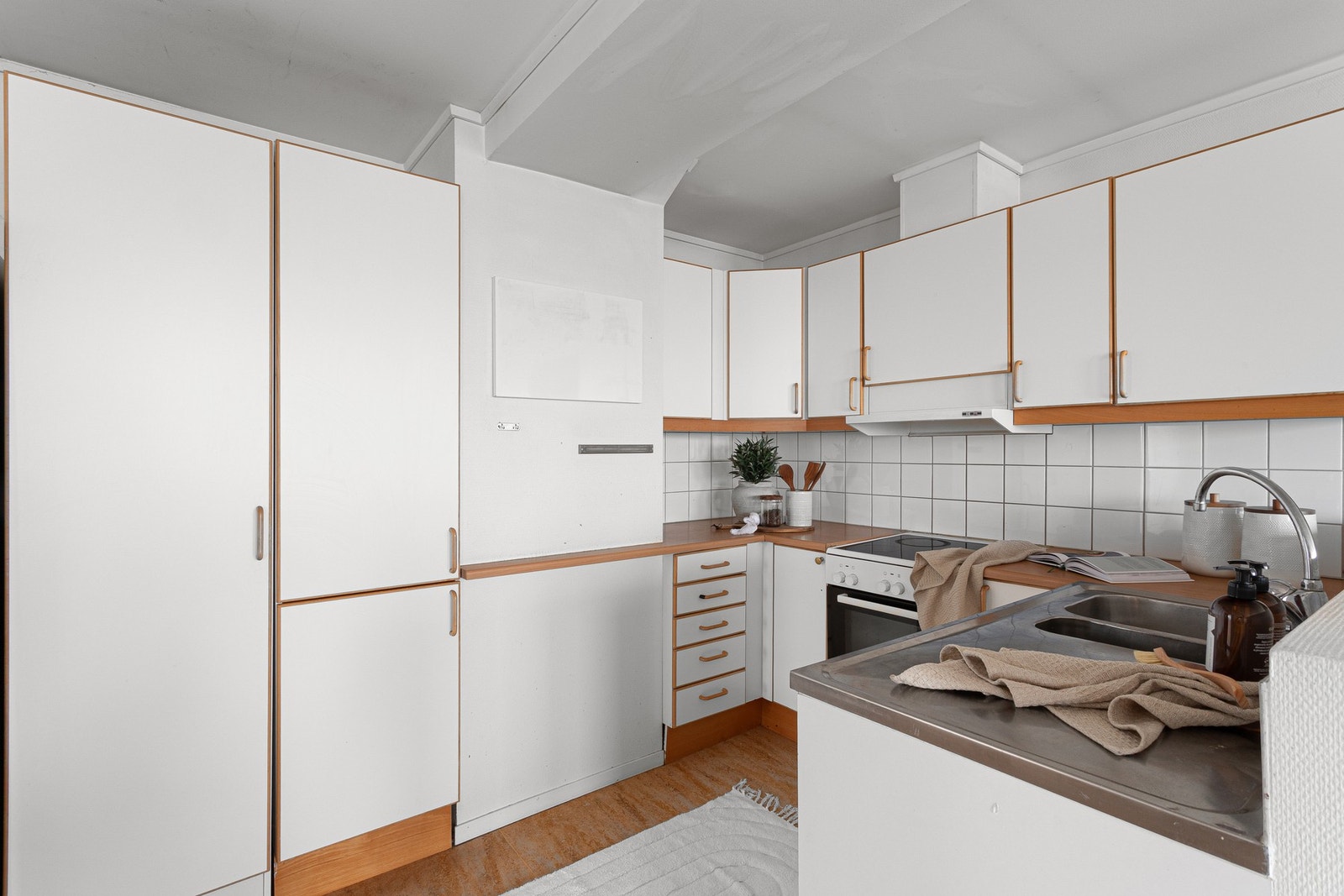 På kjøkkenet finner du hvitevarer som frys/kjøleskap, komfyr og oppvaskmaskin. Galleribilde