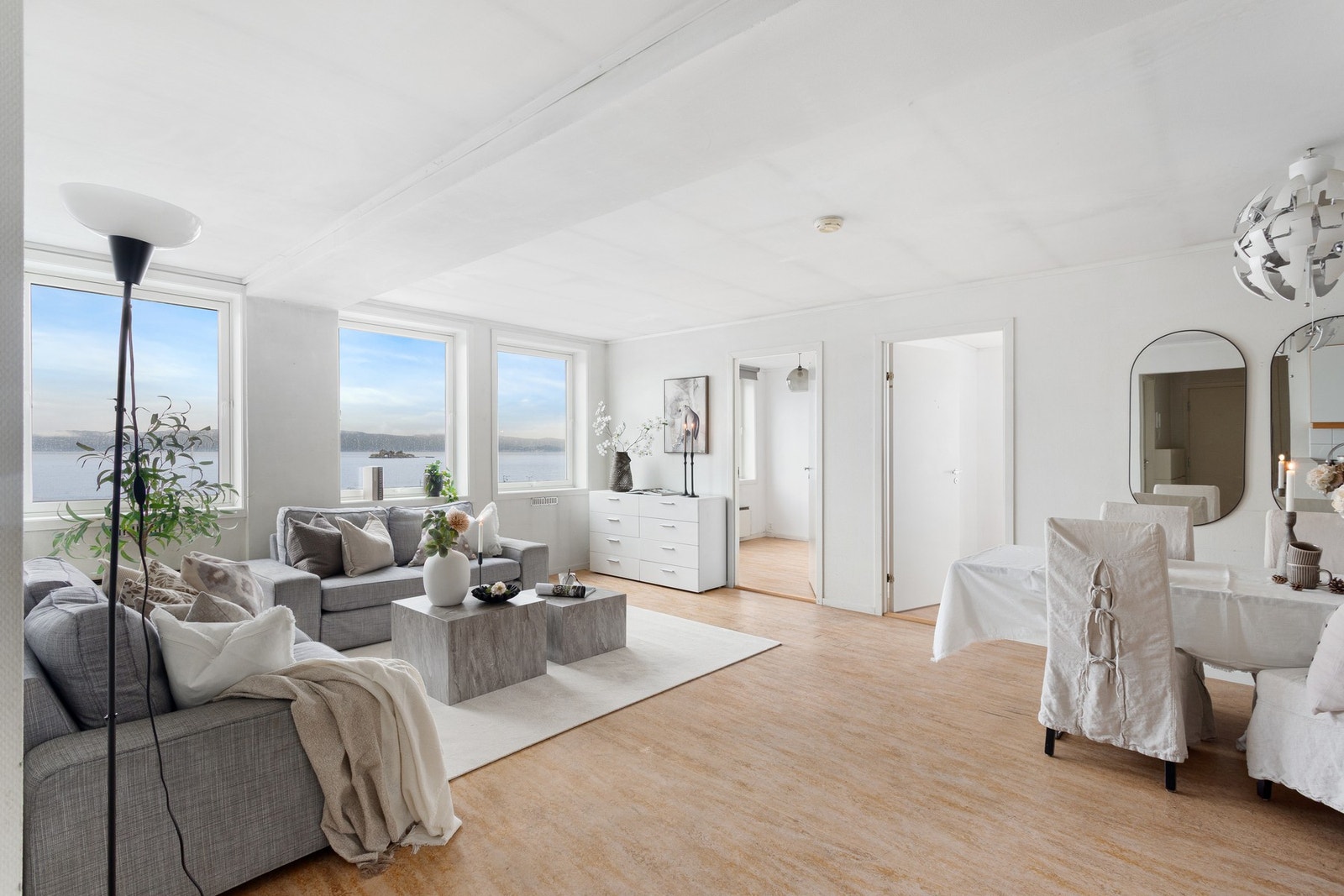 Leiligheten har en åpen og romslig stue/kjøkkenløsning på ca. 36 kvadratmeter. Galleribilde