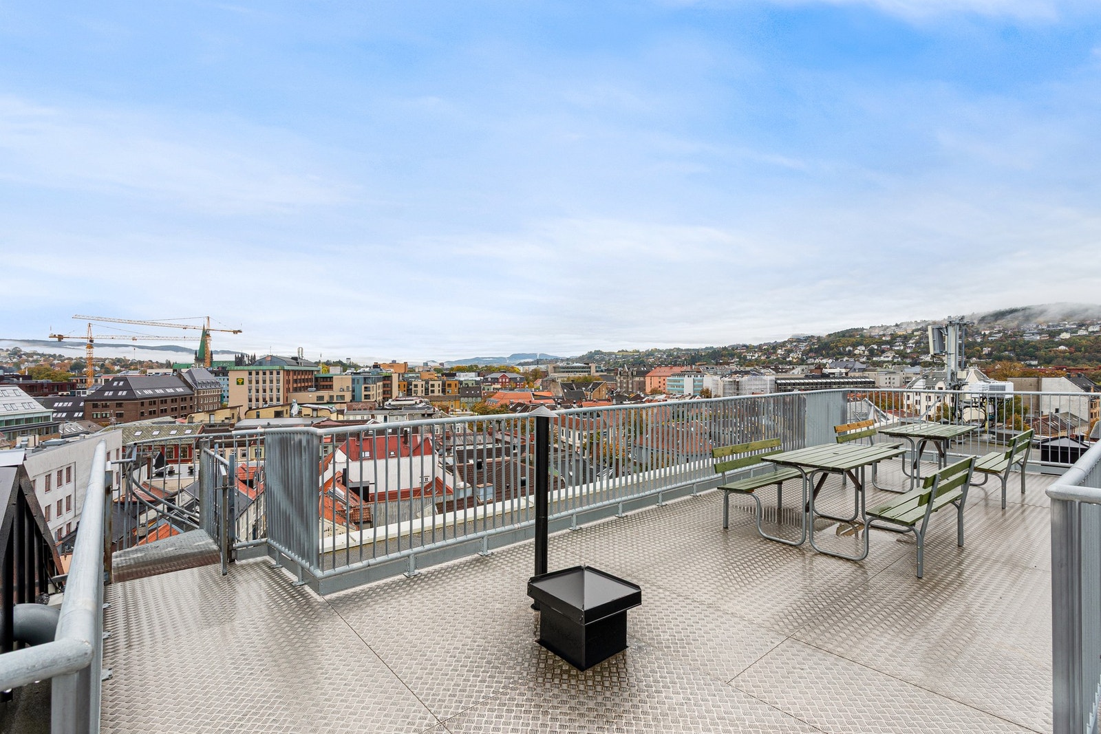 Man har også utsikt utover store deler av byen. Galleribilde