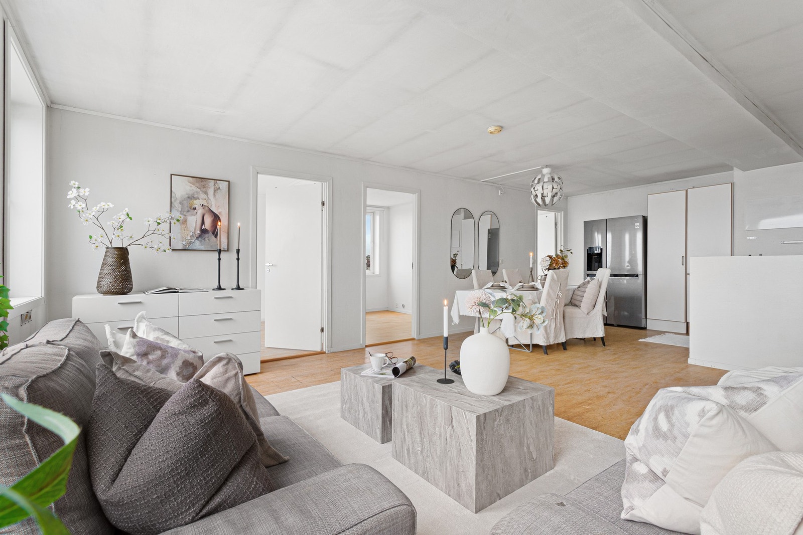 En lys og tiltalende 5-roms leilighet med attraktiv beliggenhet i byggets 6.etasje. Galleribilde