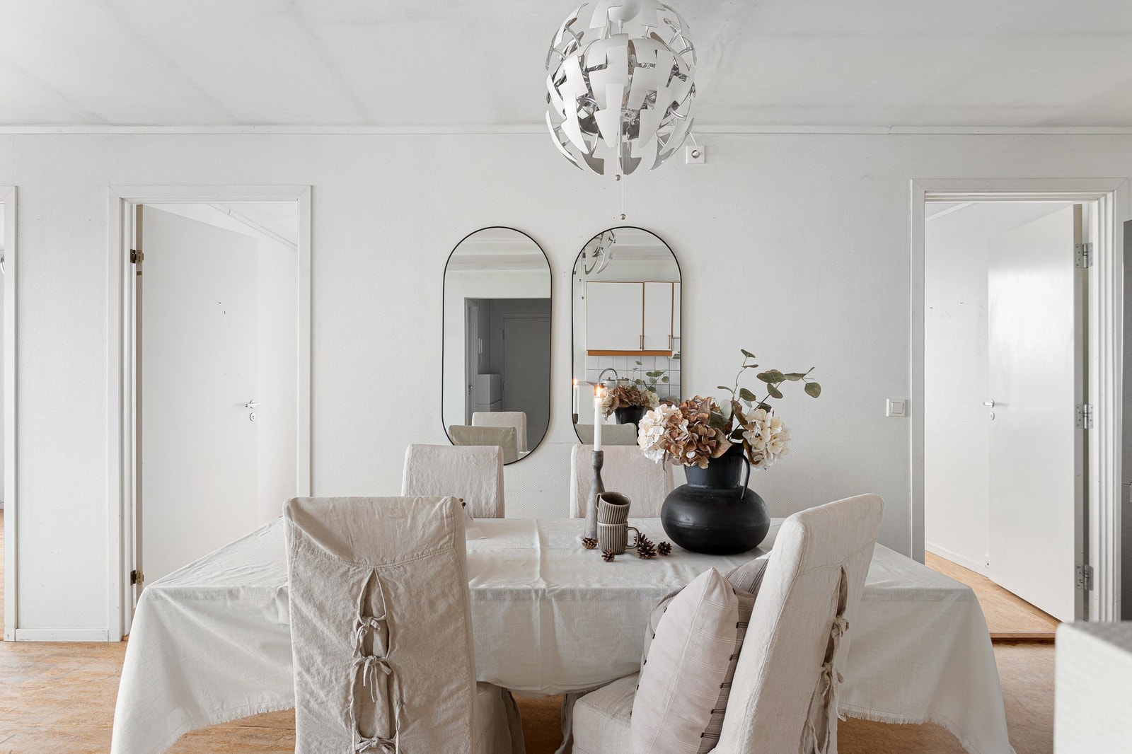 Spiseseksjonen finner sin naturlige posisjon like ved kjøkkenet. Galleribilde