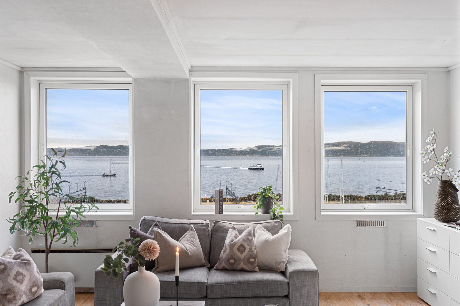 De store vindusflatene bidrar til rikelig med naturlig lys som gjør at leiligheten oppleves luftig og behagelig. Galleribilde