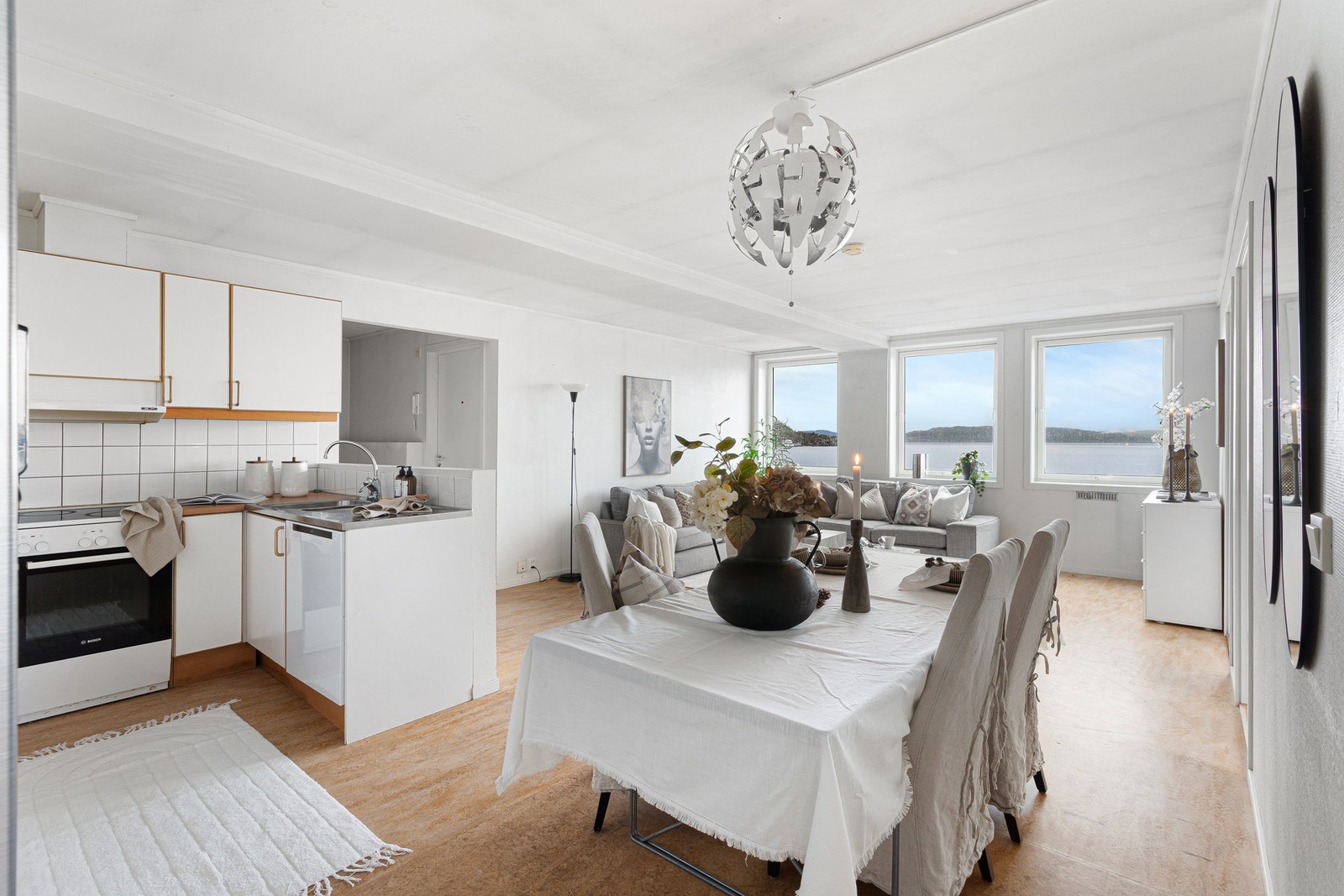 Den gode planløsningen i rommet bidrar til flere forskjellige soner i rommet. Galleribilde