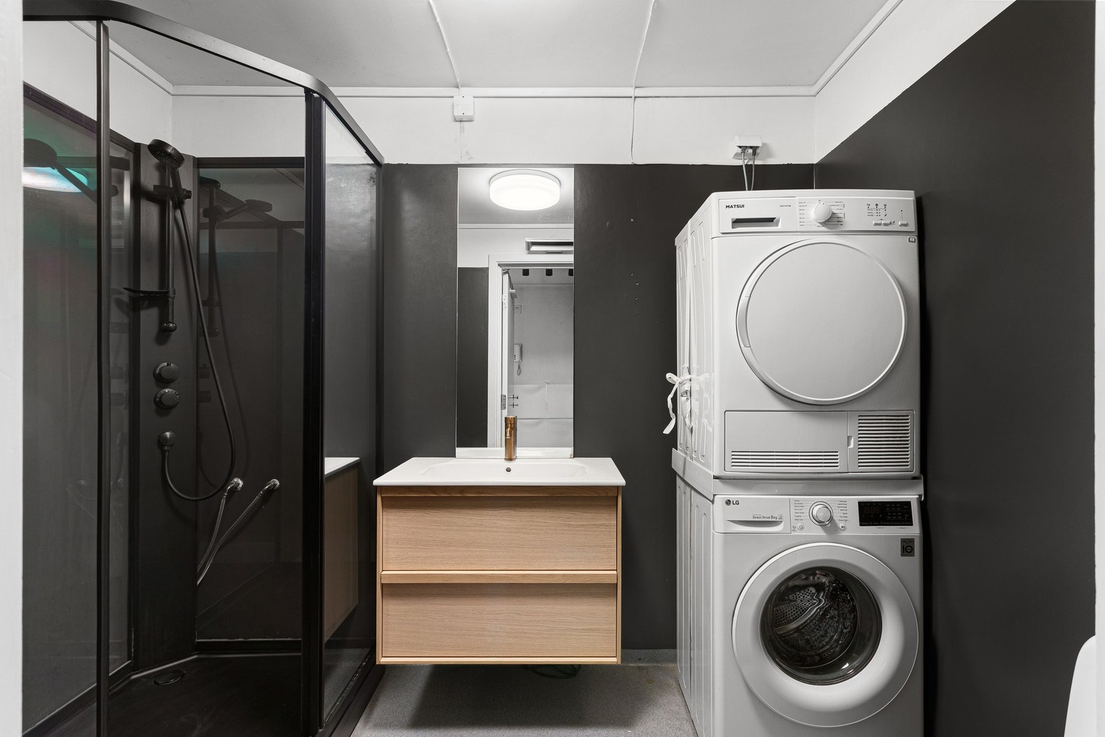 Badet er på ca. 5 kvadratmeter og fått en rekke oppgraderinger i nyere tid. Galleribilde