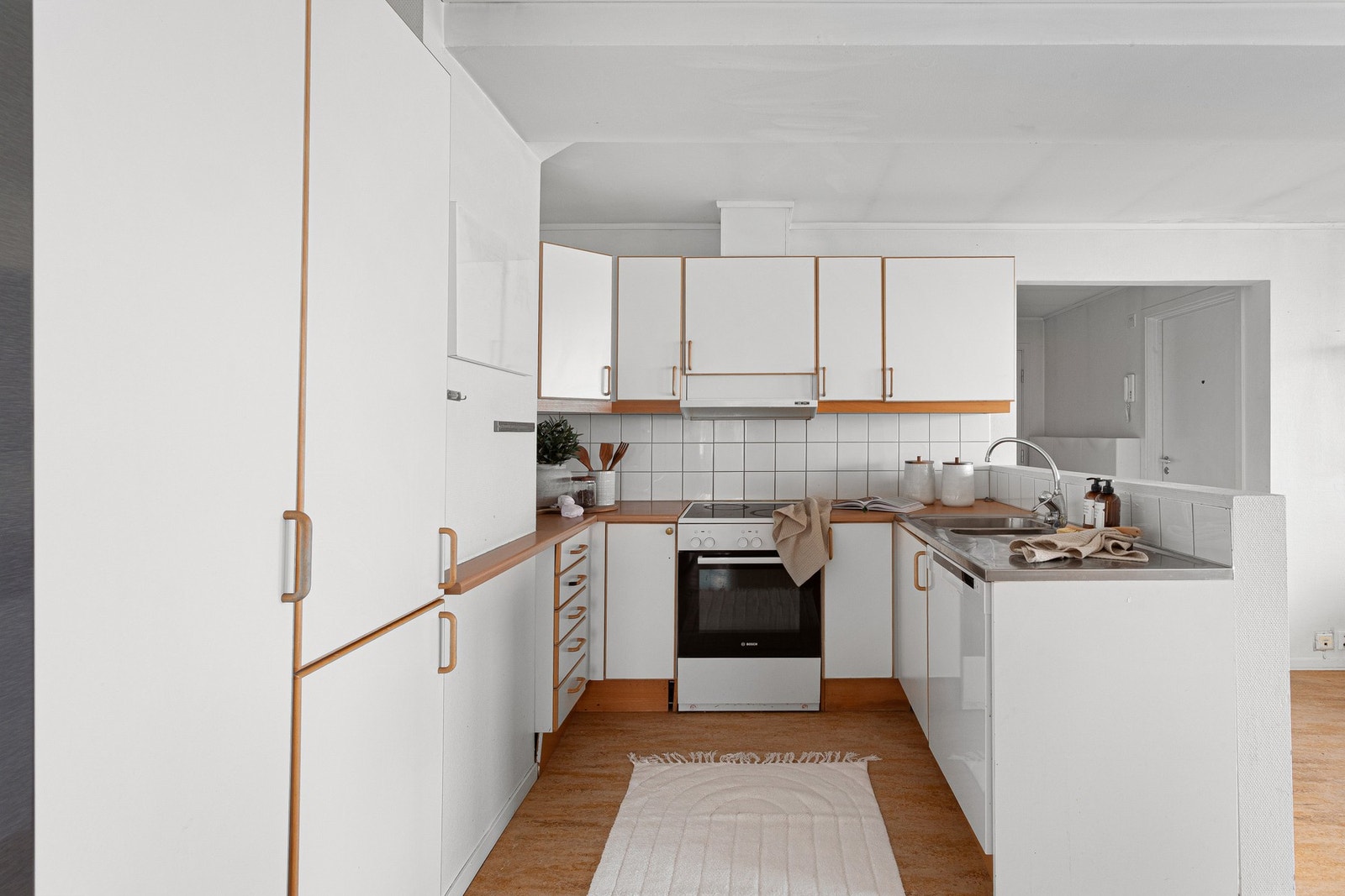 Kjøkkenet er av god størrelse. Her er det godt med både skap- og benkeplass. Galleribilde