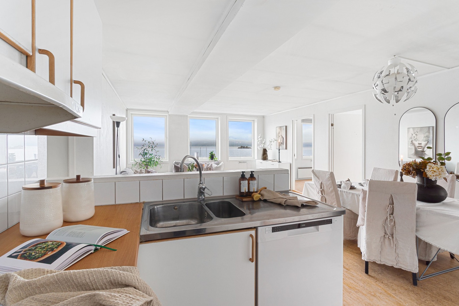 Den åpne løsningen gjør at man også har utsikt fra kjøkkenet. Galleribilde