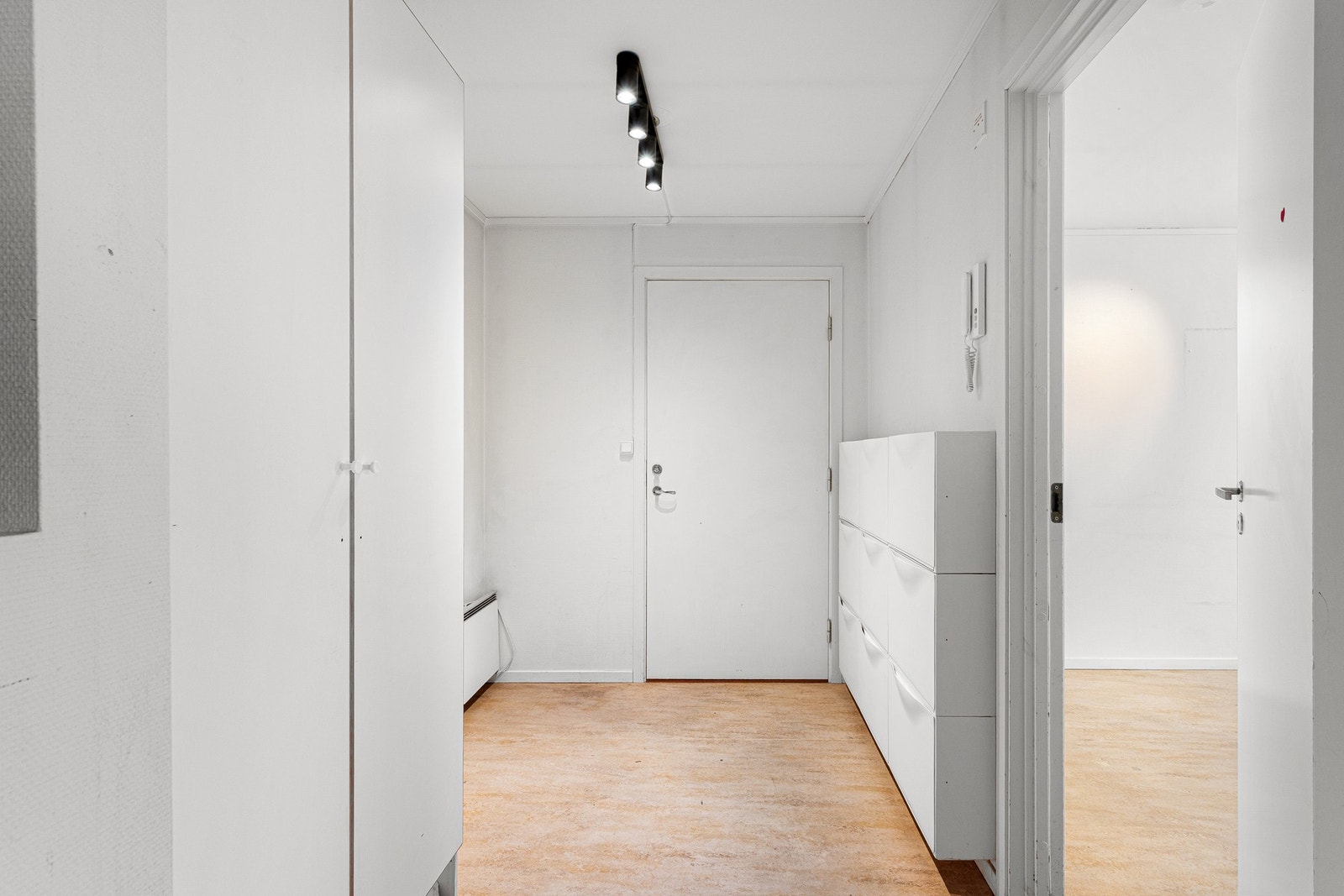 Romlig entré med god plass til oppbevaring og garderobe løsninger. Galleribilde