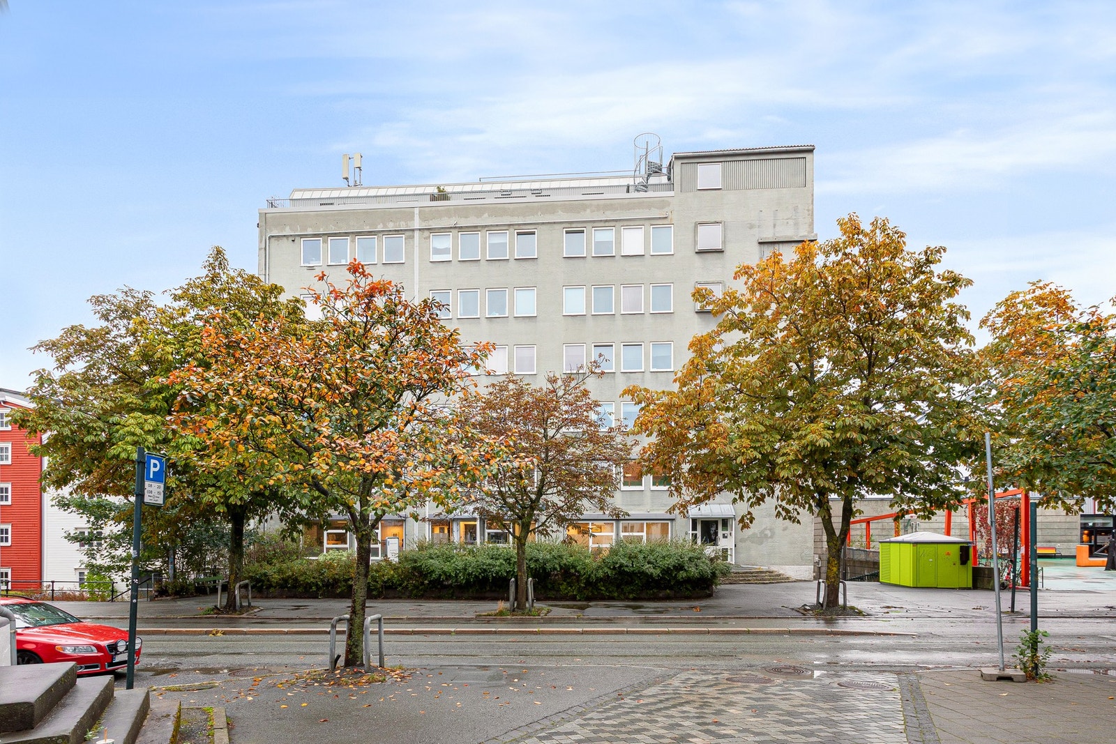 Fasade. Leiligheten ligger i byggets 6.etasje. Heis i bygget. Mulighet for parkering i område. Disponerer bod i kjeller. Galleribilde