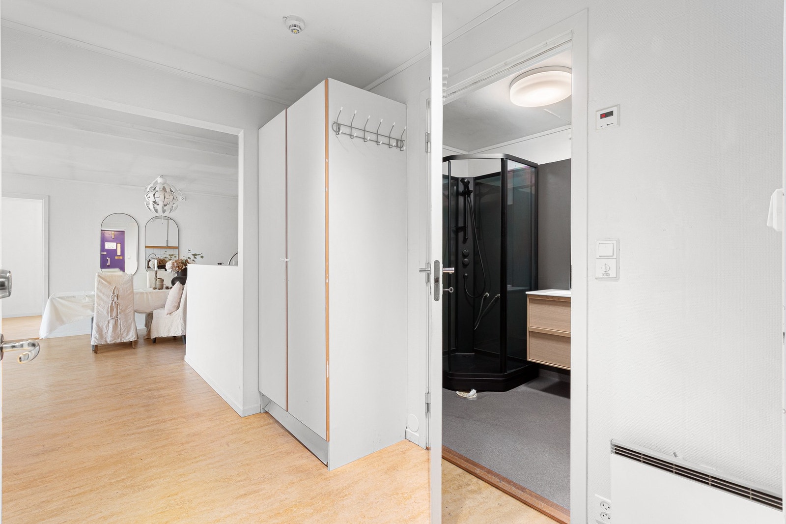 Badet i leiligheten ligger like ved entréen. Galleribilde