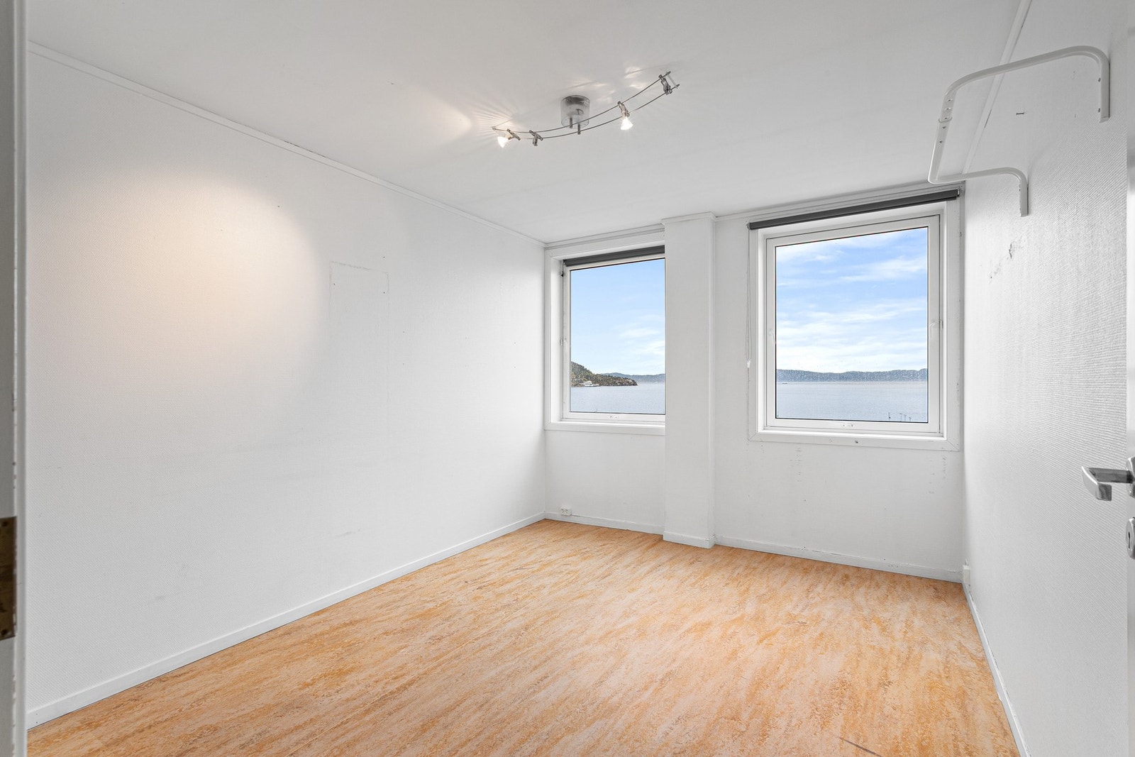 Leiligheten har 4 romslige soverom hvor det største er på hele 11 kvadratmeter. Galleribilde