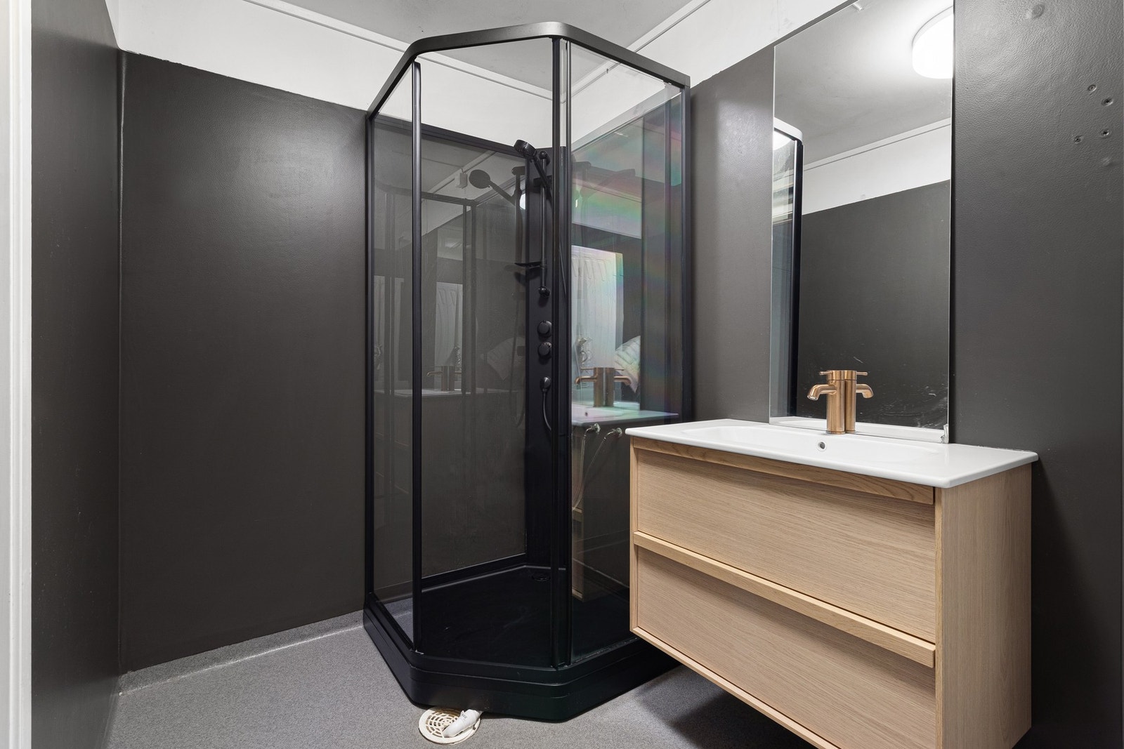 Det ble blant annet satt inn nytt dusjkabinett, servantskap og klosett i 2023. Galleribilde