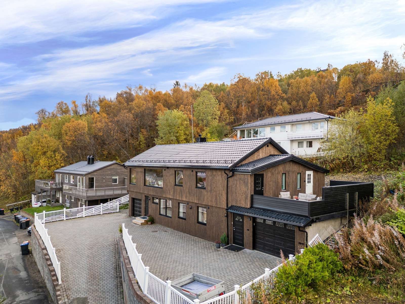 Eiendommen er pent opparbeidet med belegningsstein i avkjørsel og gårdsplass, og har god parkeringskapasitet Galleribilde