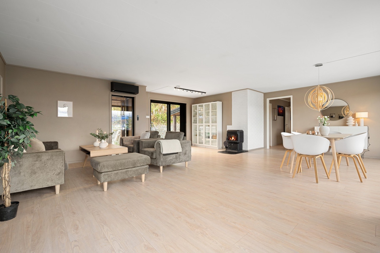 I 2024 ble det lagt nytt laminatgulv i stue, kjøkken, gang og ett soverom Galleribilde