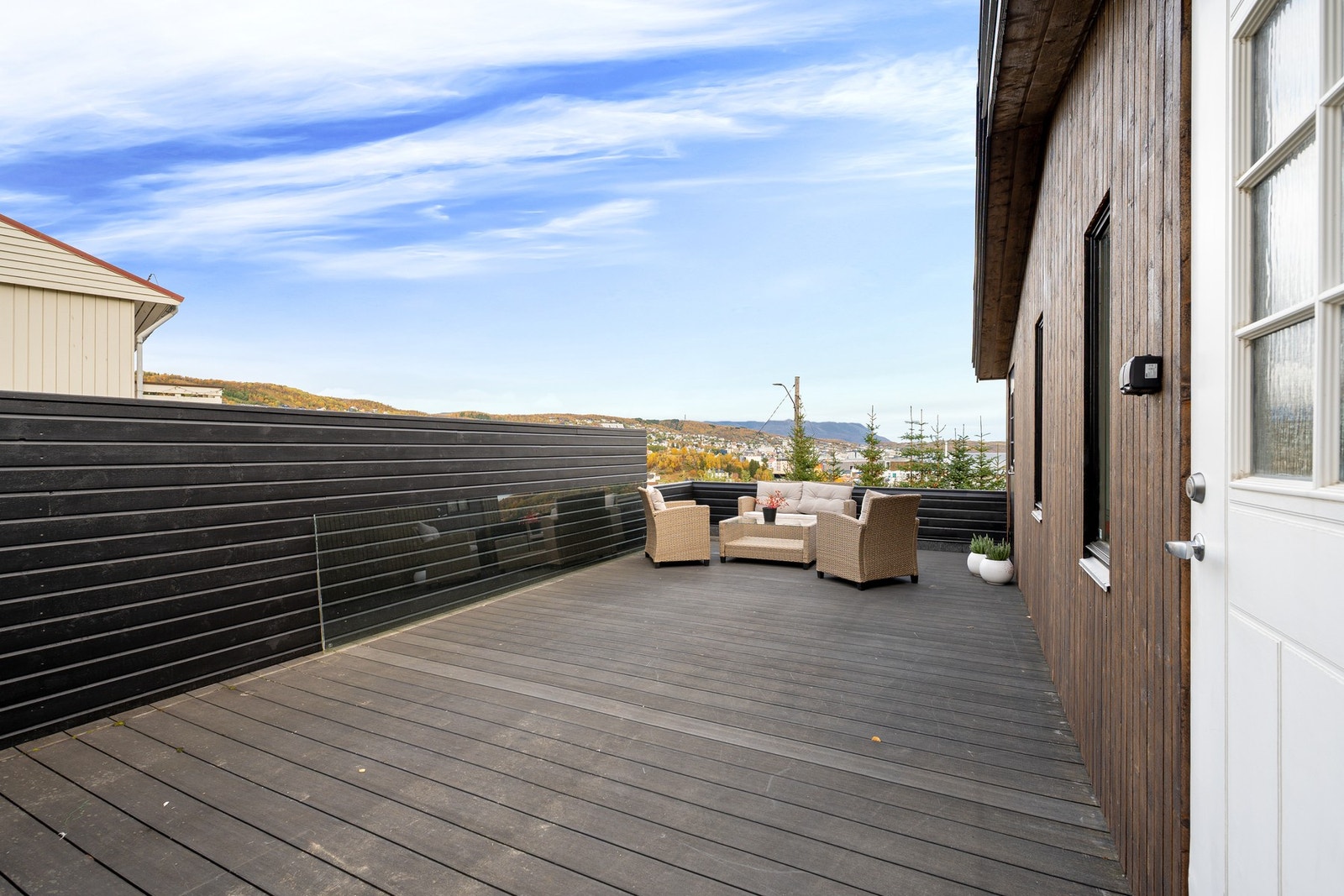 Terrasse over garasje har levegg som skjermer godt for innsyn Galleribilde