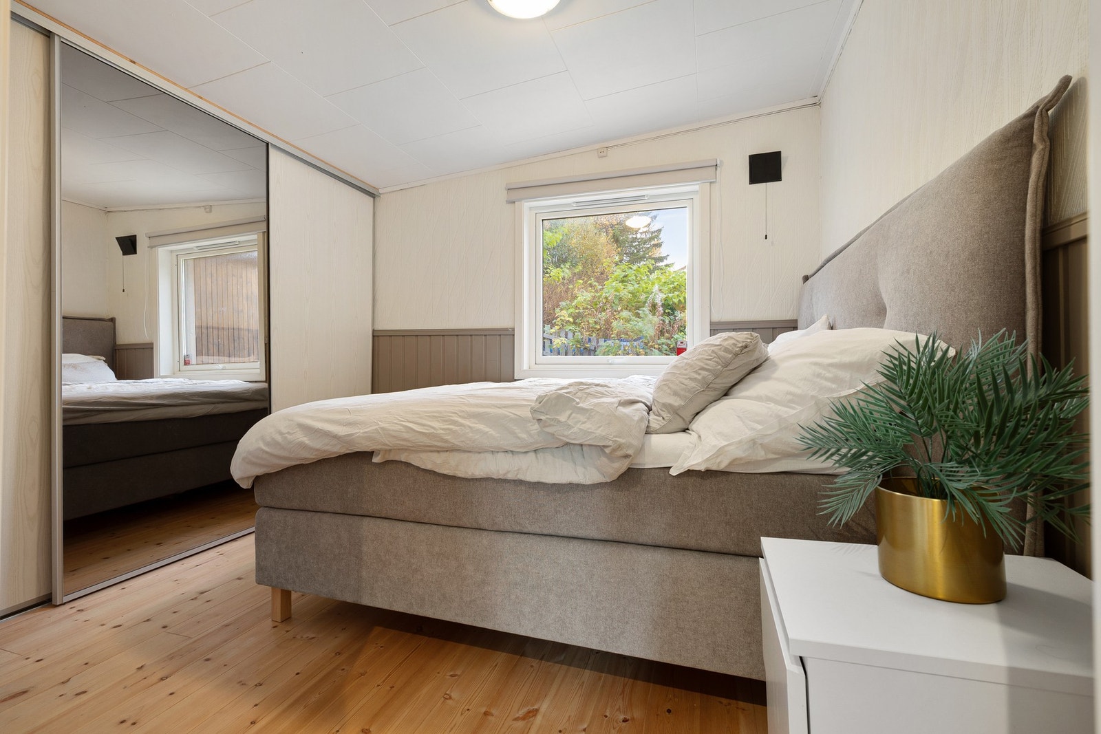 Hovedsoverom med stor, innebygd skyvedørsgarderobe Galleribilde