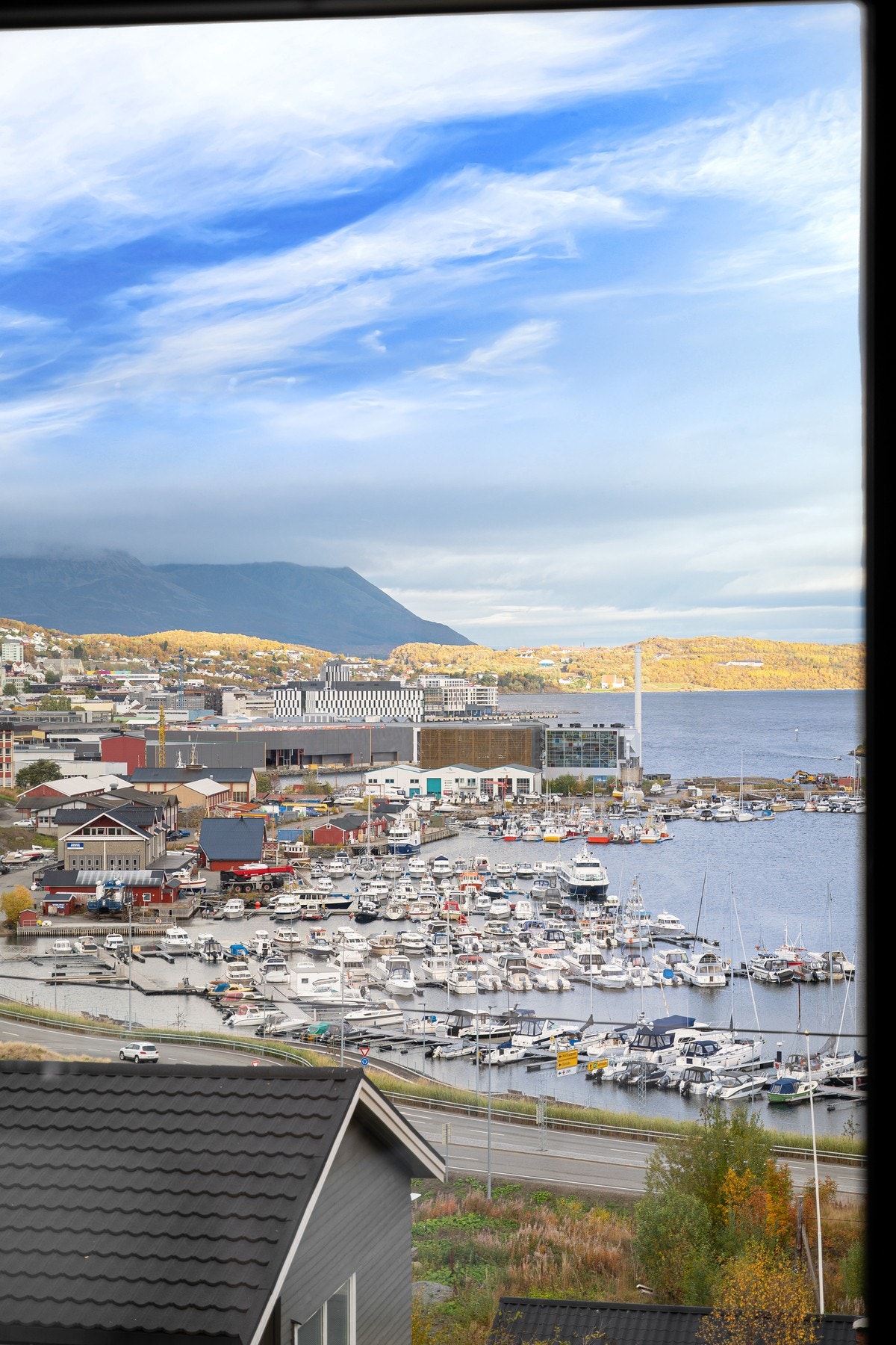 Strålende utsikt mot byen og Grytøyfjellene i bakgrunnen Galleribilde