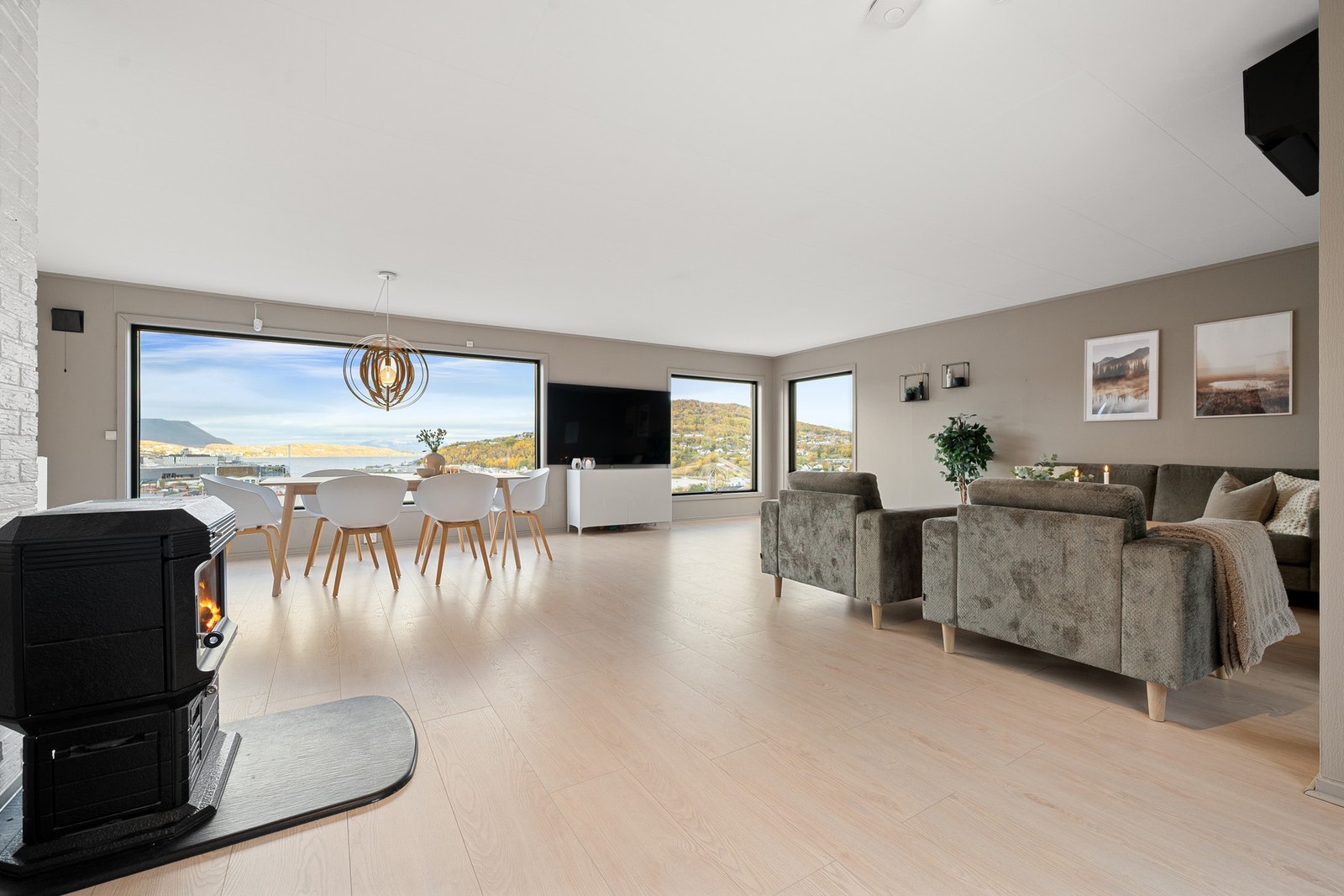 Velkommen inn! Boligen har gjennomgått betydelige oppgraderinger i nyere tid, både utvendig og innvendig og fremstår meget tiltalende Galleribilde