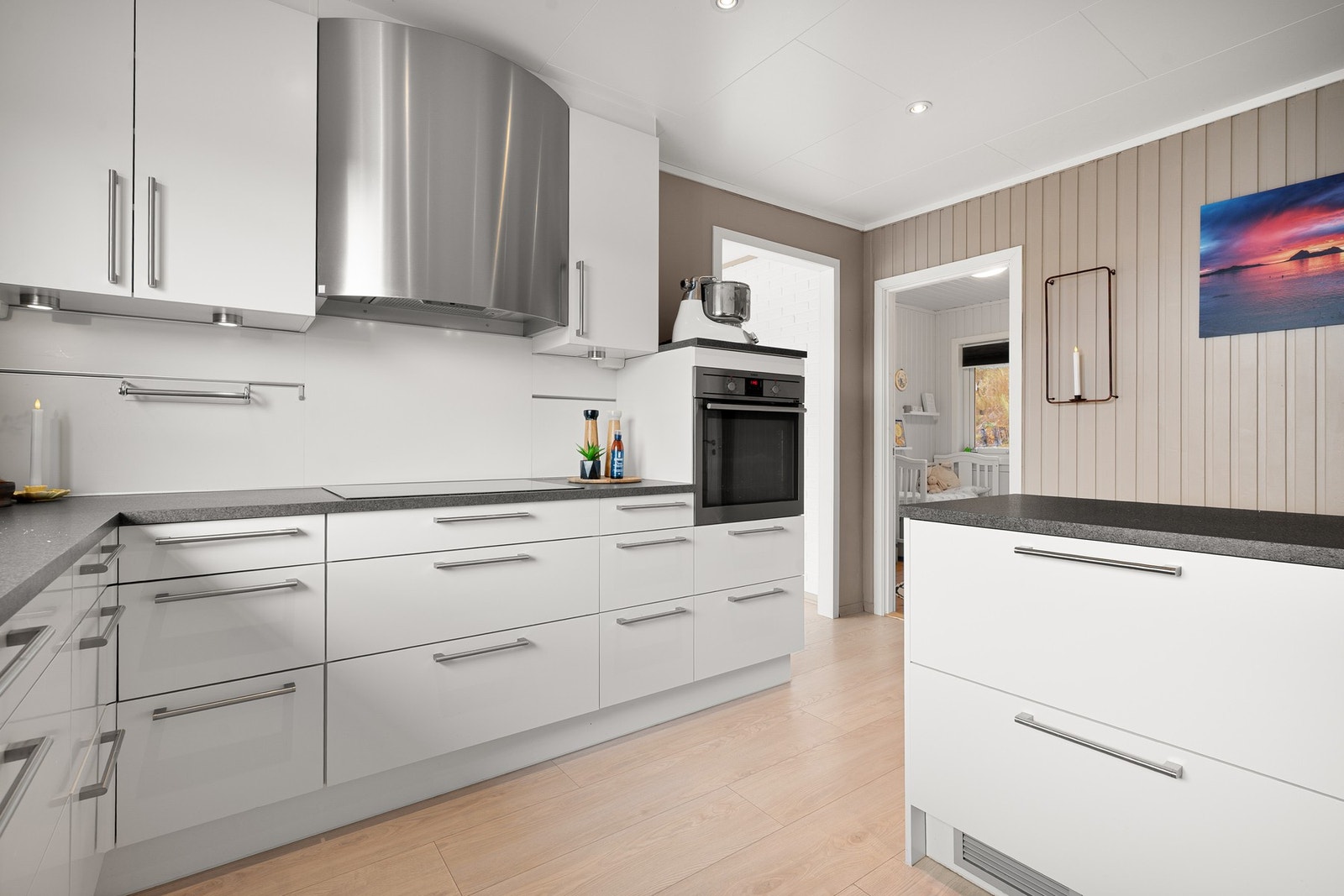 Integrerte hvitevarer inkluderer stekeovn, koketopp, oppvaskmaskin og kjøleskuff Galleribilde