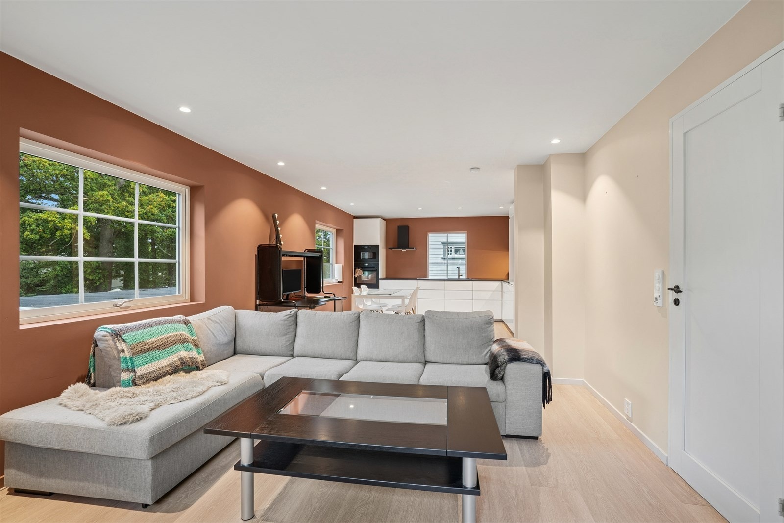 Stuen har god plass for sofagruppe og innehar flere møbleringsmuligheter. Vinduene bidrar til mye naturlig lys som gir en god romfølelse. Det er downlights med dimmer i taket. Galleribilde