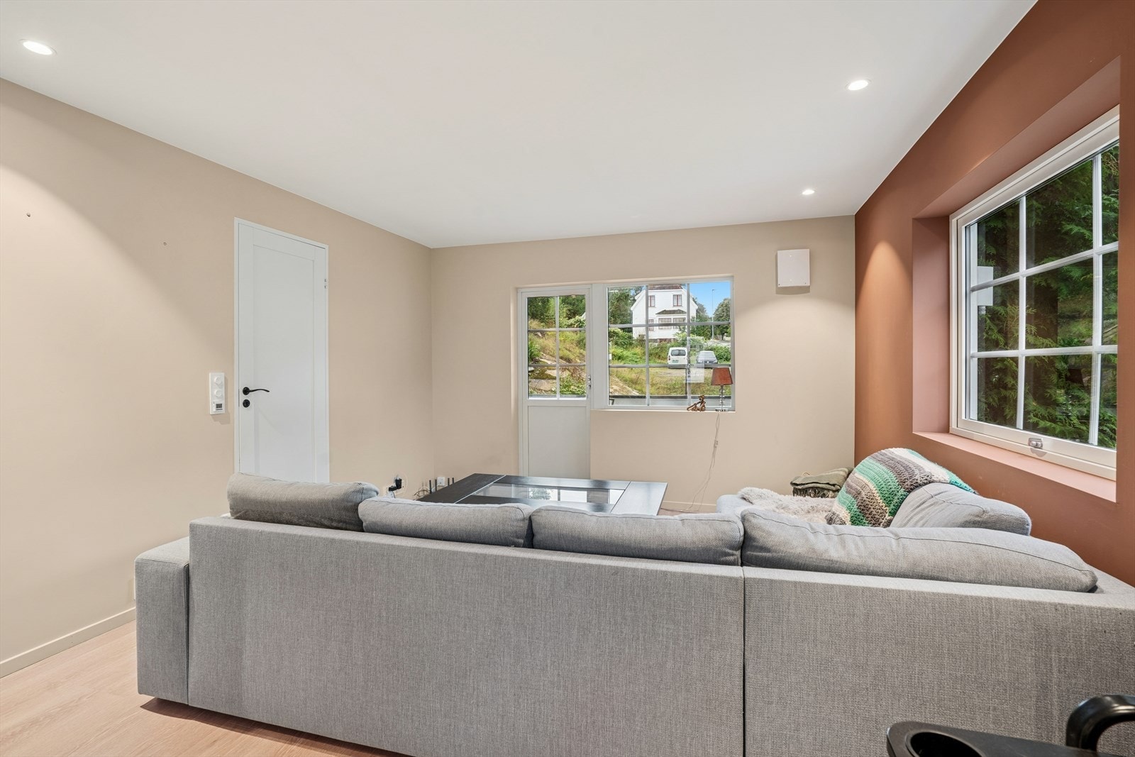 Vinduene fra tre sider bidrar til mye naturlig lys. Galleribilde