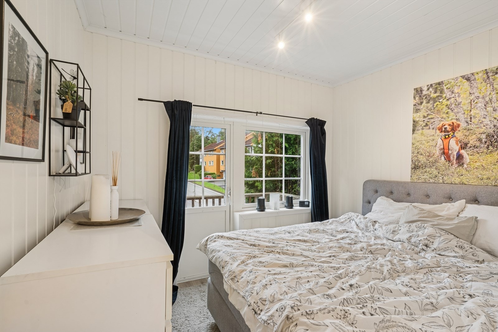 Det er et romslig soverom i 1. etasje med god plass til dobbeltseng og nattbord. Her er det også plass til kommodeløsninger etter ønske. Det er utgang til balkong fra soverommet. Galleribilde