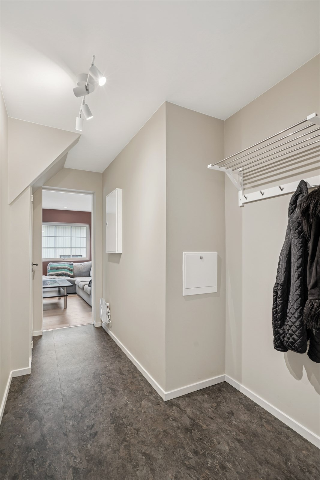 Boligen har en lys og hyggelig entré/gang med plass til yttertøy og sko. Galleribilde