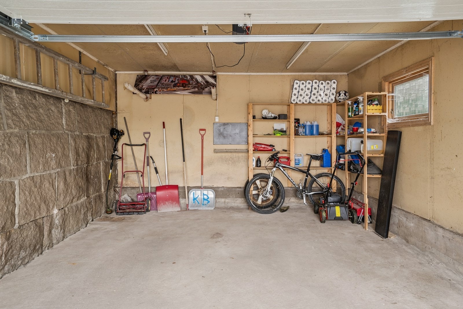 Garasjen har innvendig areal på 24 m². Elektrisk styrt leddport. Galleribilde