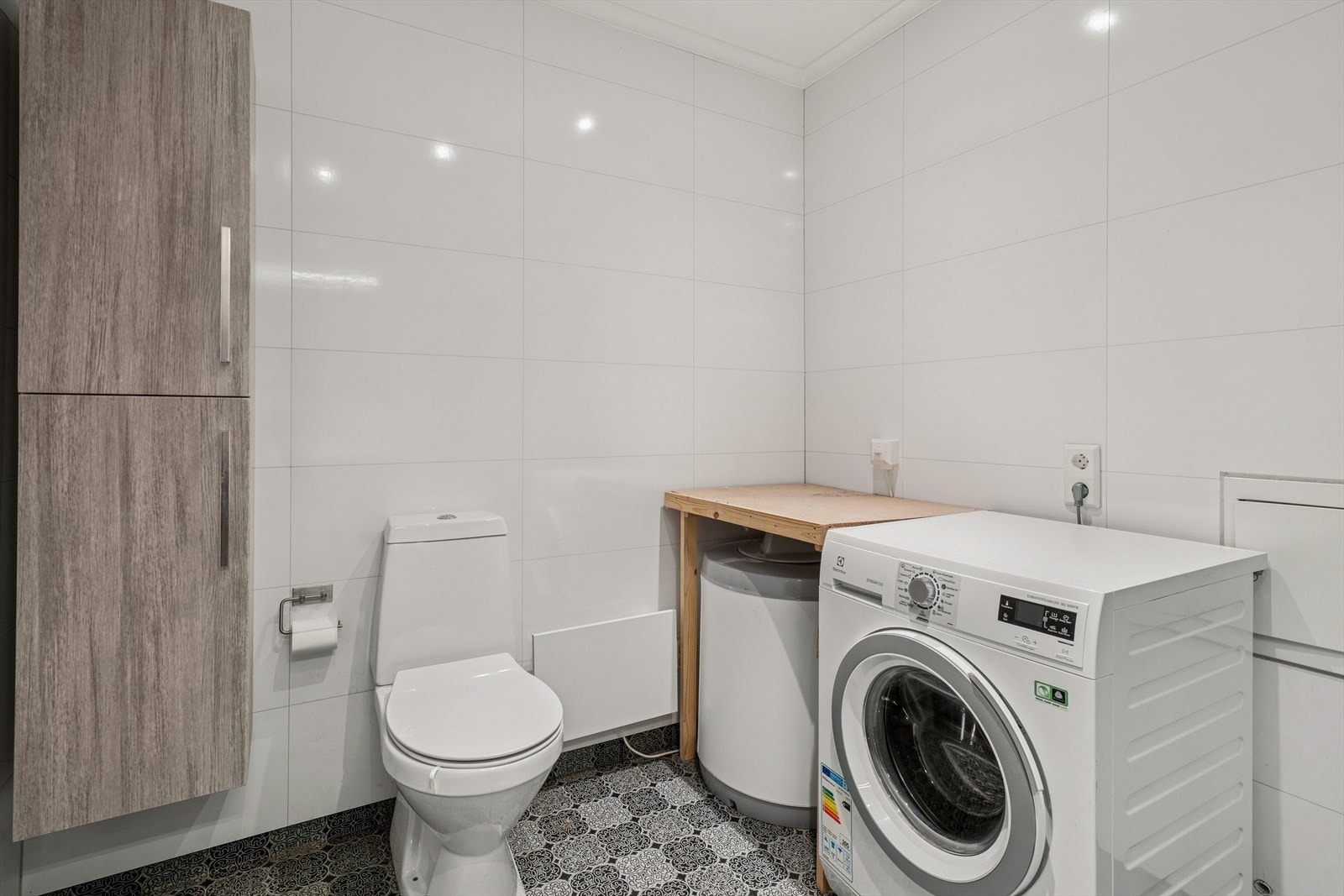 Det er opplegg for vaskemaskin. Ventilasjon via sensorstyrt elektrisk vifte. Badet ble overflateoppusset i 2017. Det er eldre gulvbelegg. Galleribilde