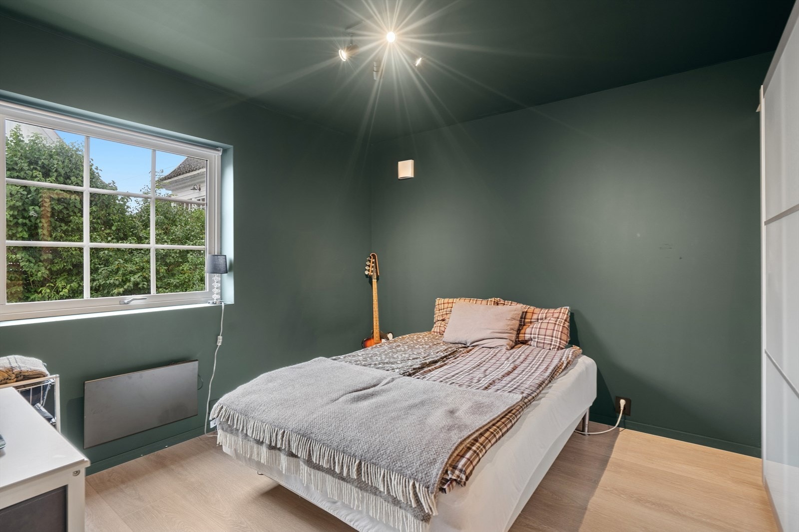 Det er et romslig soverom i 1. etasje med god plass til dobbeltseng og nattbord. Her er det også plass til kontorpult /kommode etter ønske. Det er medfølgende skyvedørsgarderobe. Galleribilde