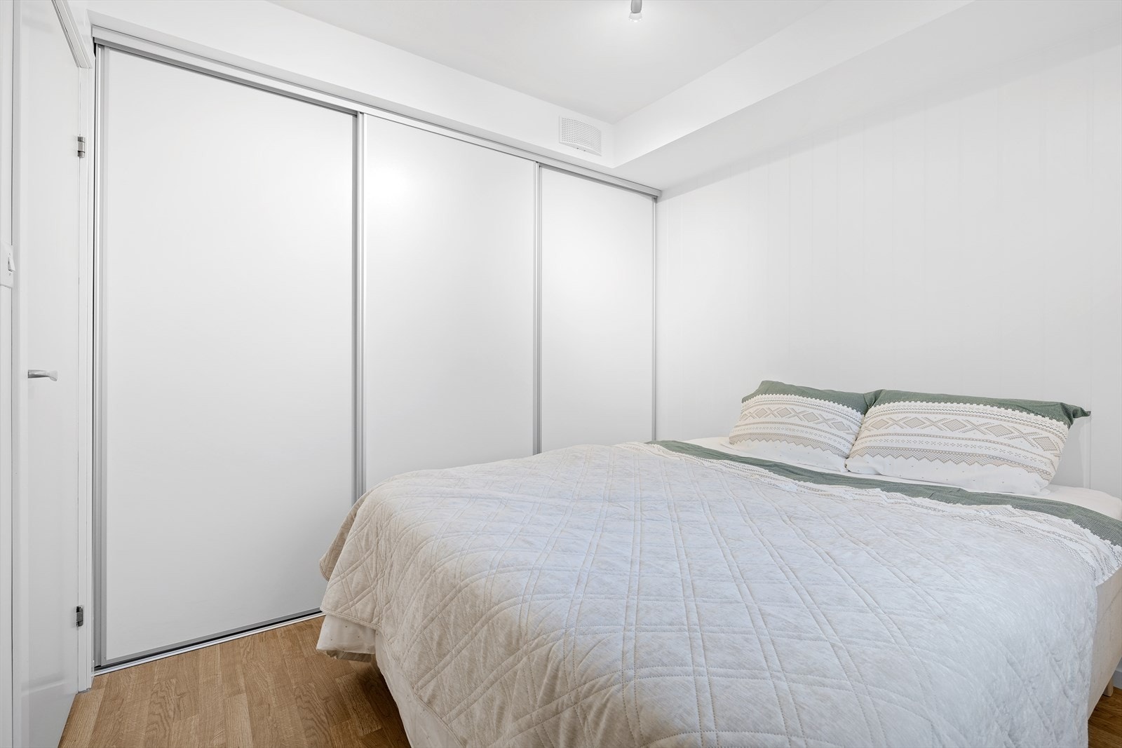 Soverom med praktisk skyvedørsgarderobe. Galleribilde