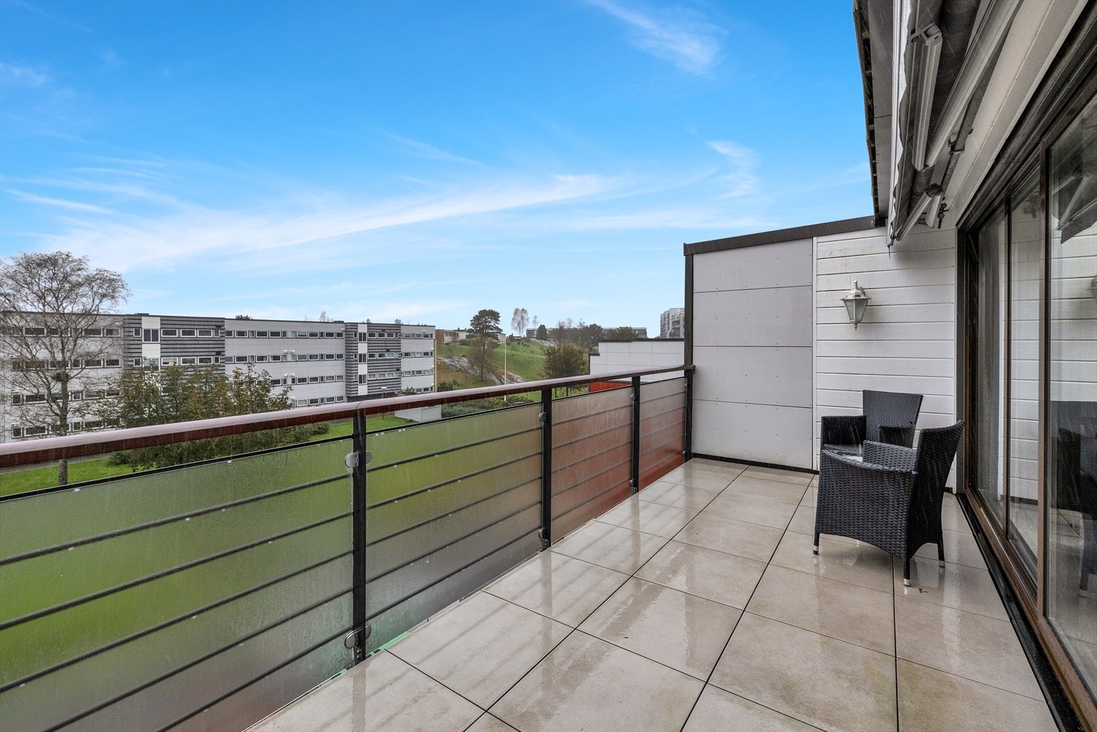 Stor vestvendt terrasse på 15 kvm. Solrikt. Galleribilde
