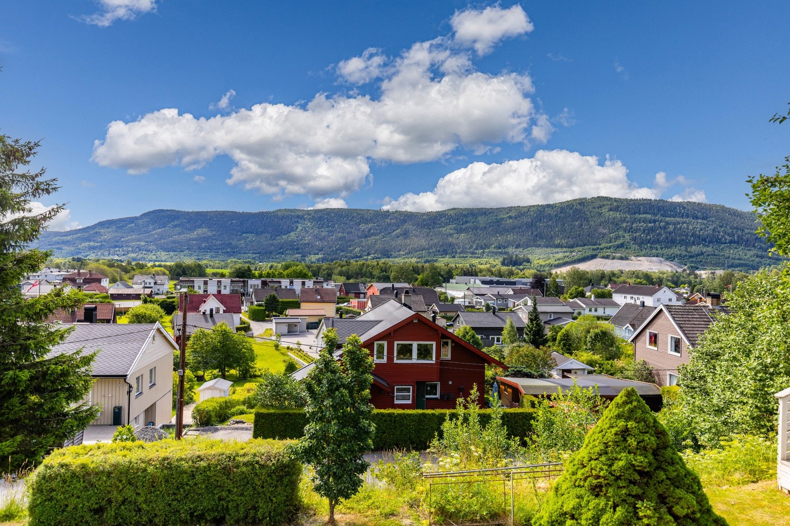 Boligen ligger solrikt til og med flott utsikt. Galleribilde